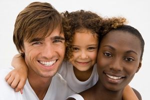 Les personnes souriantes vous rapprochent  du bonheur